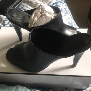 GUESS NIB black leather mules!